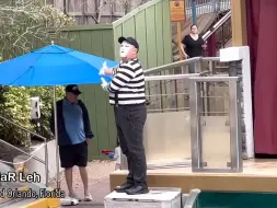 Скачать видео: Tom The Famous Seaworld Mime （哑剧汤姆）汤姆著名的海洋世界哑剧