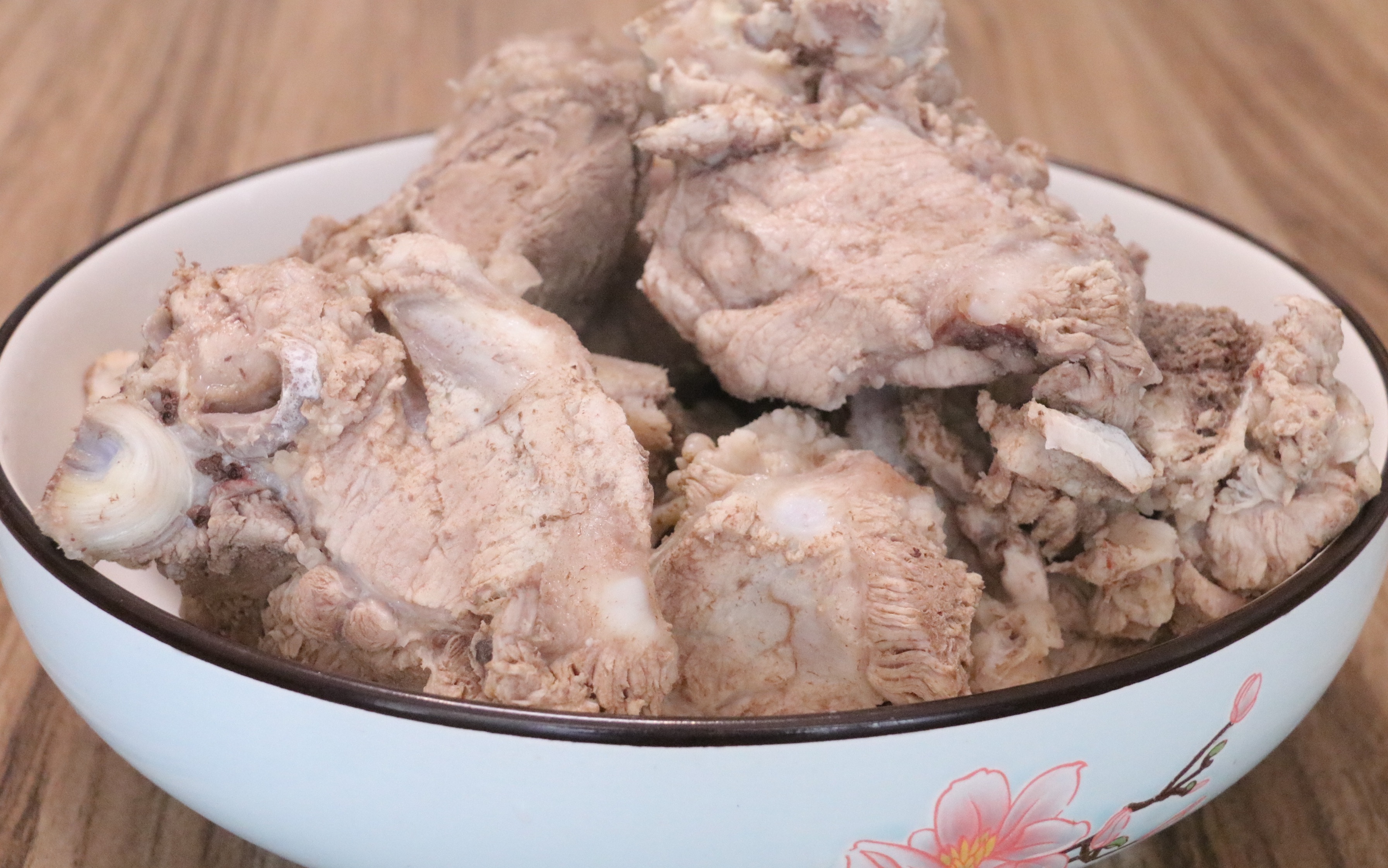 35块钱买5斤大骨头,铁锅炖2小时,蘸着秘制香菇酱,大口吃真过瘾_哔哩