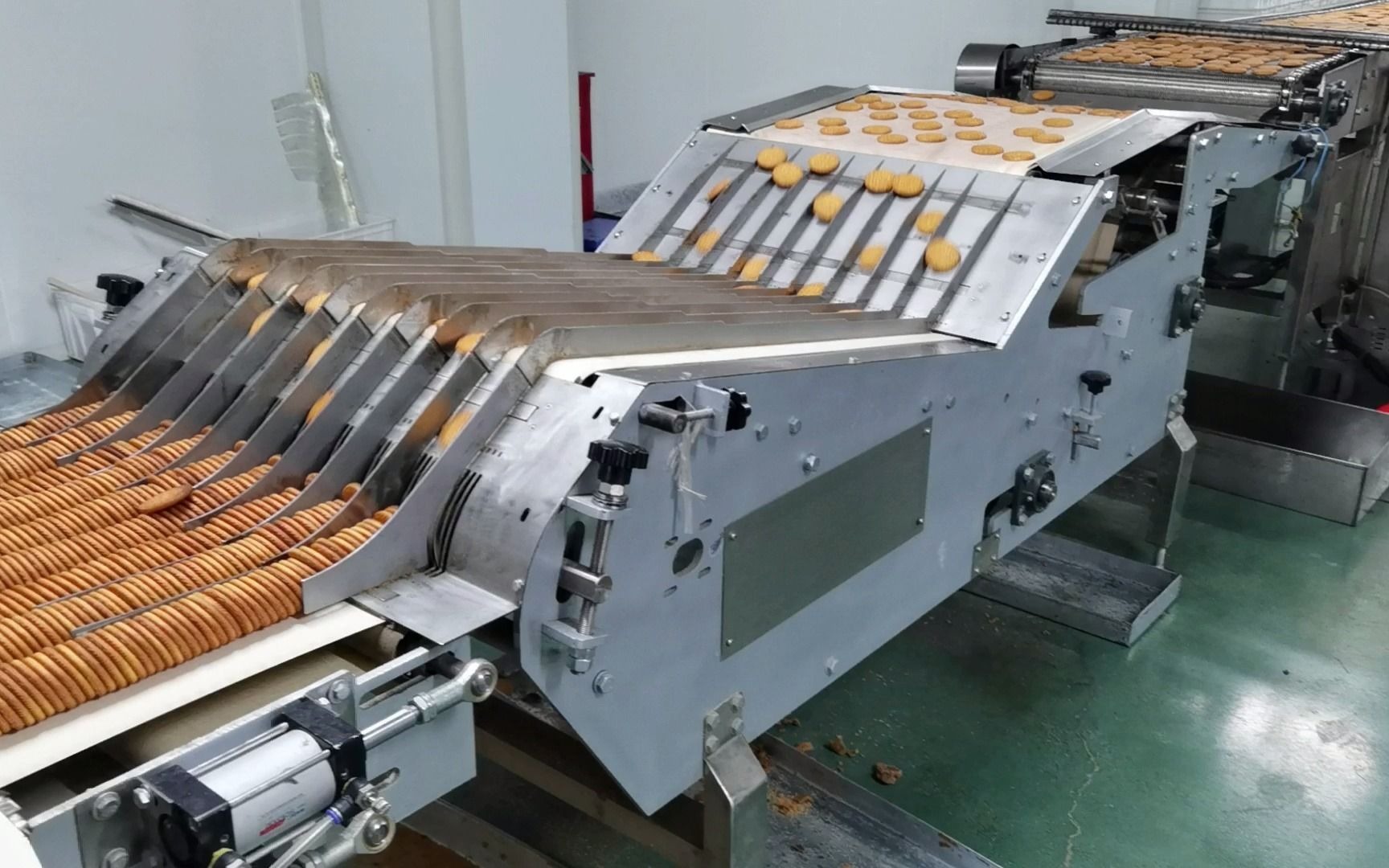吃饼干啦全自动酥性韧性饼干生产线饼干整理机