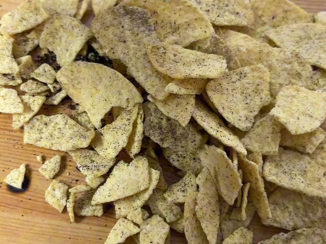 我吃了一半的薯片,才发现是里面的干燥剂漏了