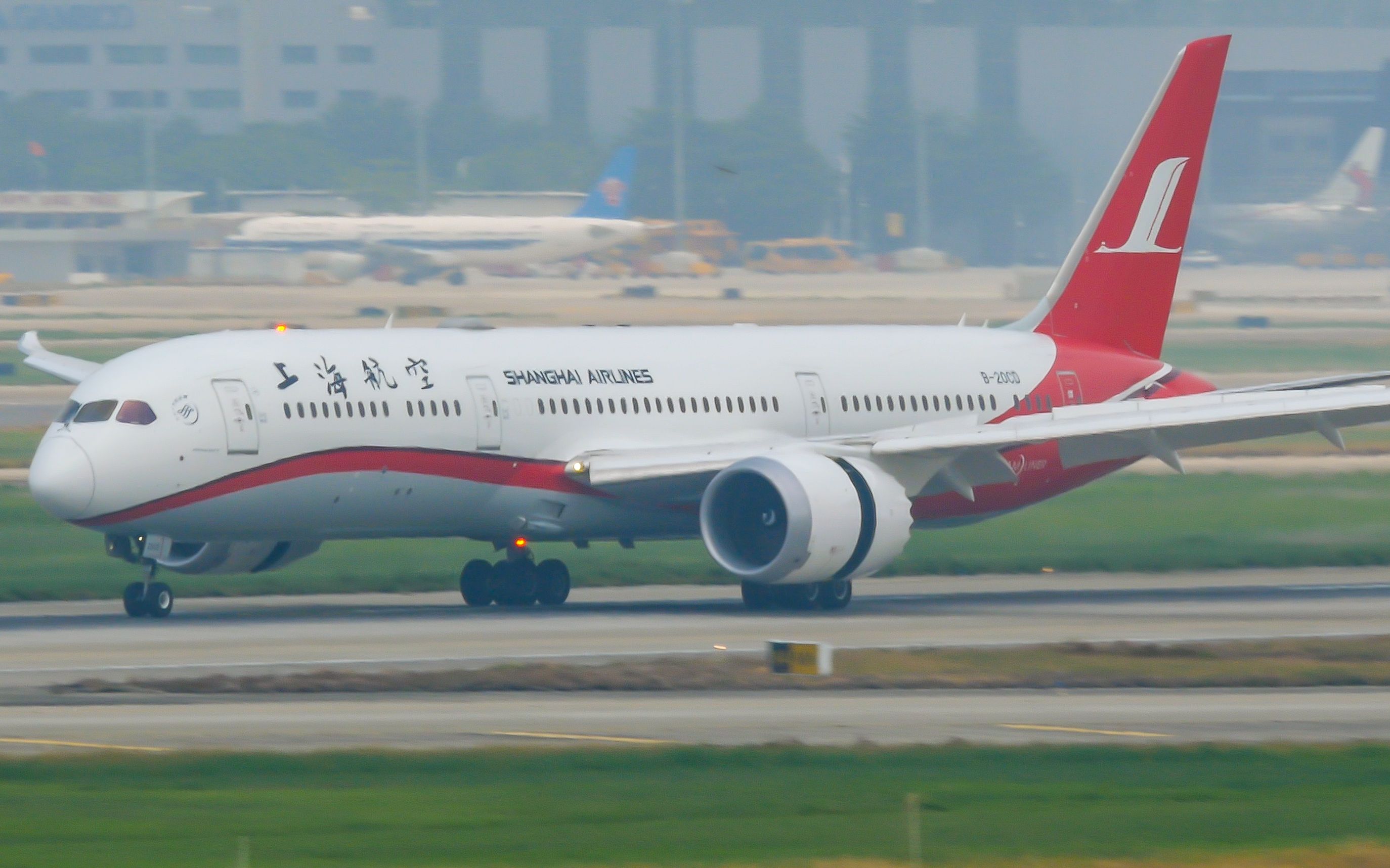 【拍机】上海航空b789客机降落广州白云机场 | 大雾天