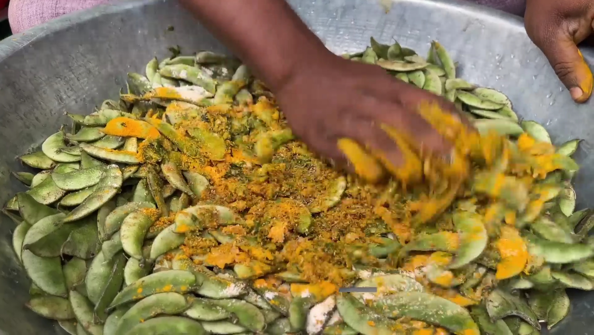 纯天然无添加食品,印度用佛鹅呢做陶罐蔬菜!