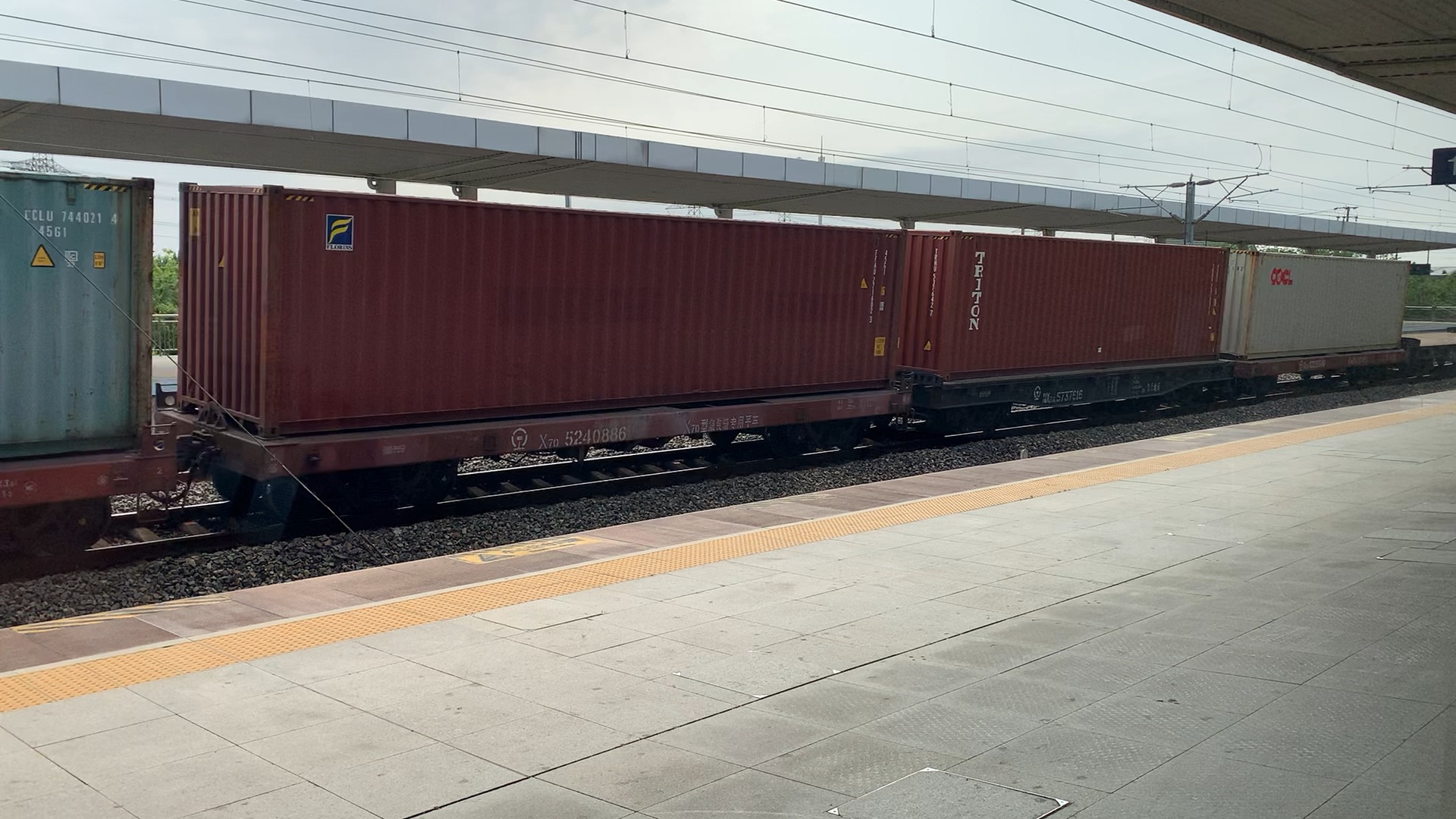 货运列车(芦潮港——南翔)9点通过亭林站