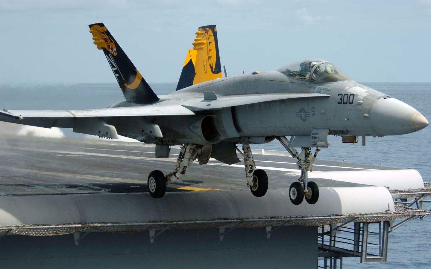 f18战机弹射起飞需要经历些什么?美国海军的日常演练带你了解!