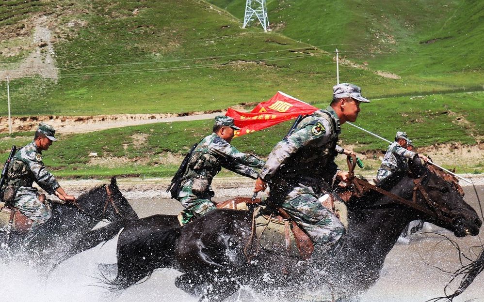 解放军的骑兵部队如今不常提起,可他们却都是铁骨铮铮的硬汉!