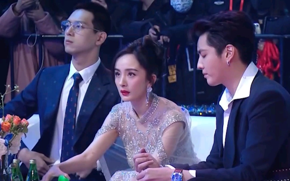 杨幂李现吴亦凡台下玩游戏玩的不亦乐乎_哔哩哔哩 (゜-゜)つロ 干杯