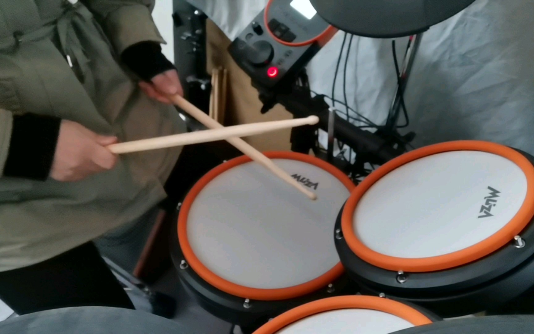 不敢大声打鼓,听起来就全是打!鼓!的声音1