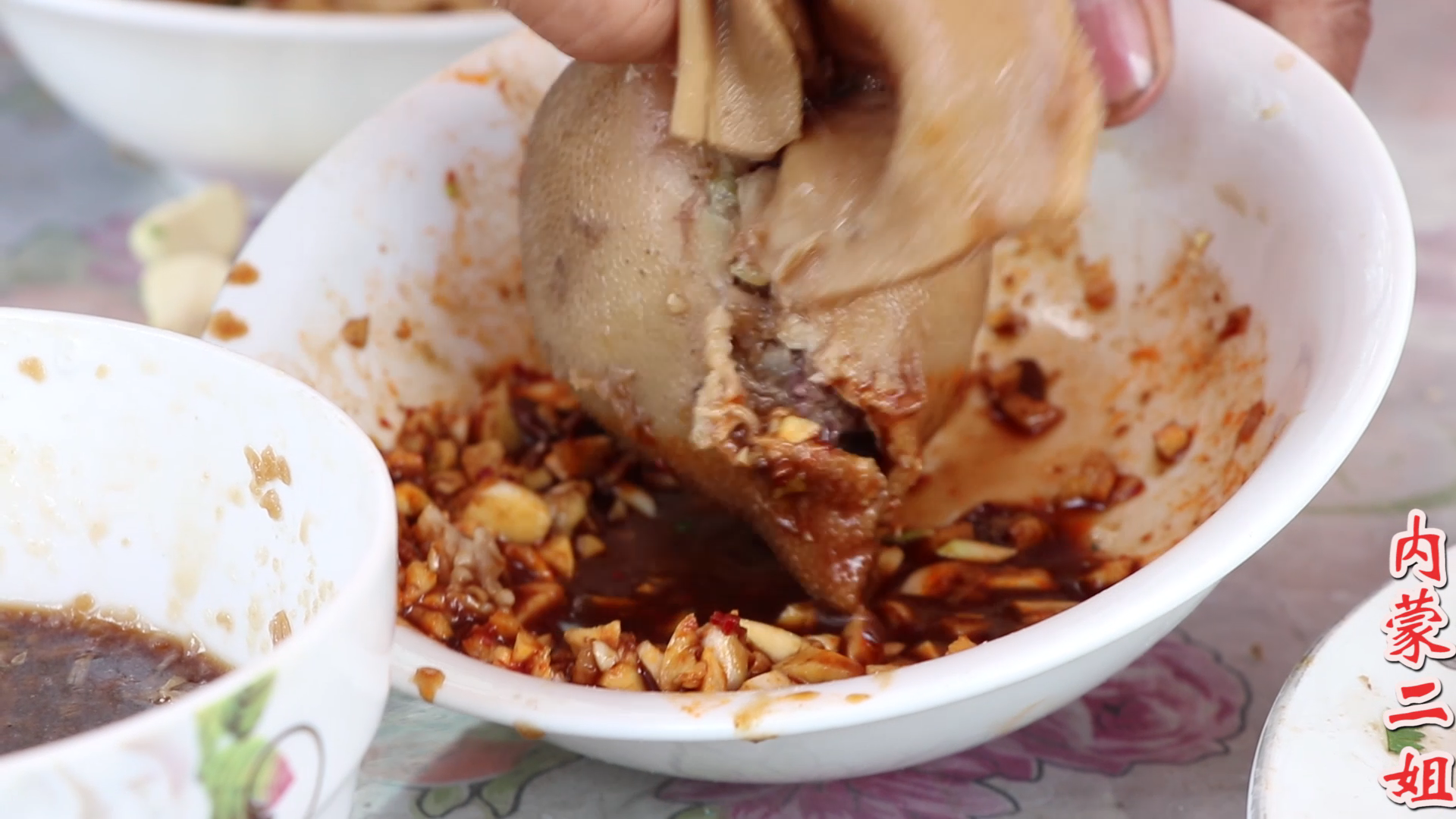 来内蒙一定要吃"肚包羊",配上53度白酒,一口下去满嘴香