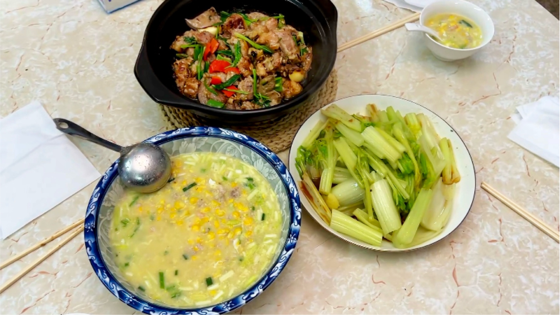 今日晚餐:家庭版啫啫猪润排骨、鲜虾肉末粟米羹、白灼西芹芯-顺德老baby_-顺德老baby_-哔哩哔哩视频