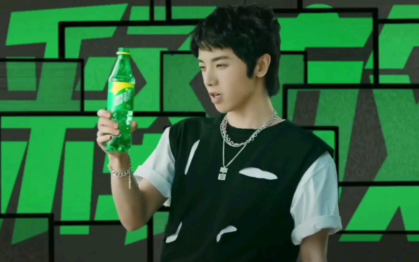 【华晨宇新鲜雪碧大片】快来看穿着破洞衣的小华!