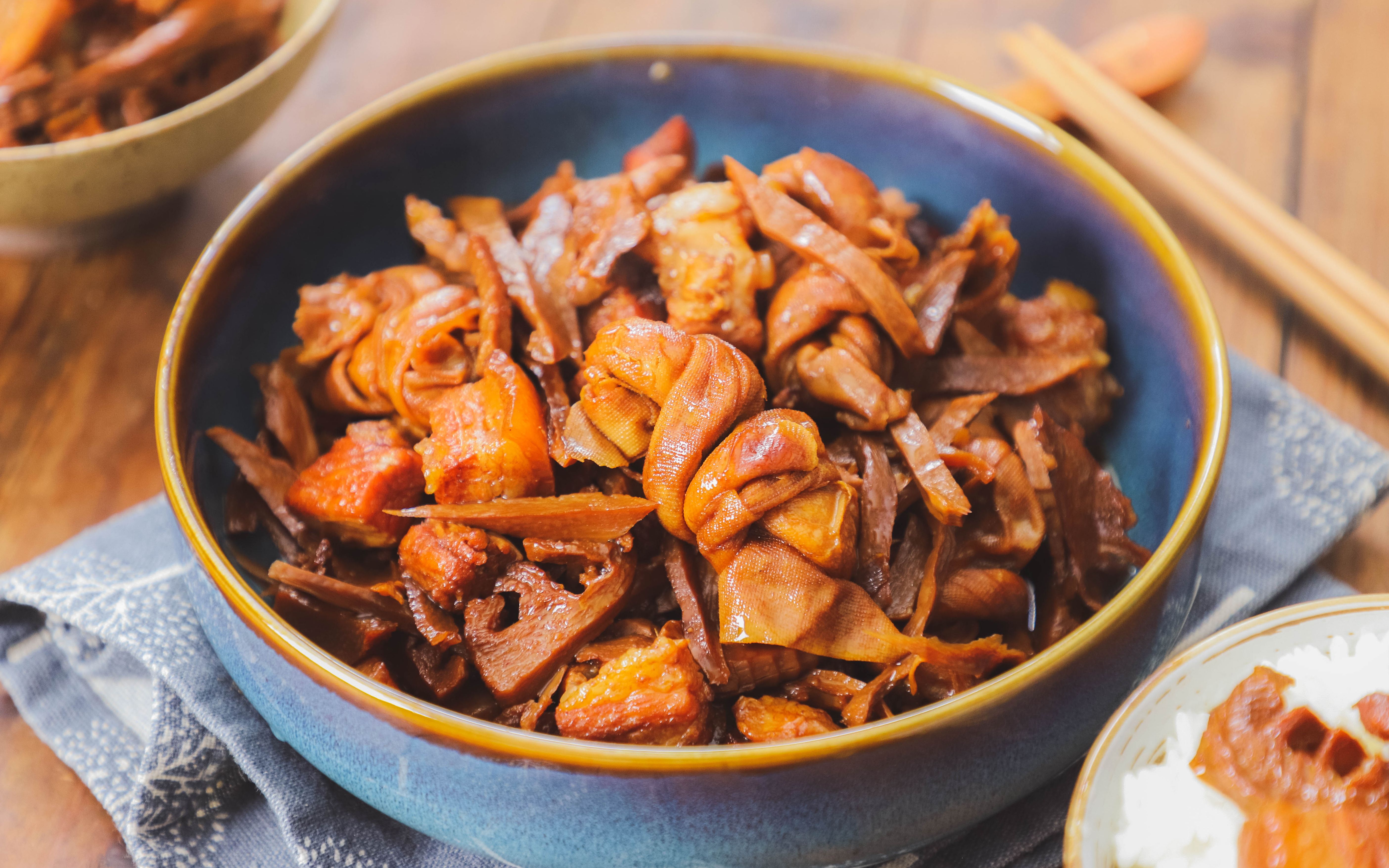 赶紧安排一道笋干烧肉,肥而不腻,笋香四溢