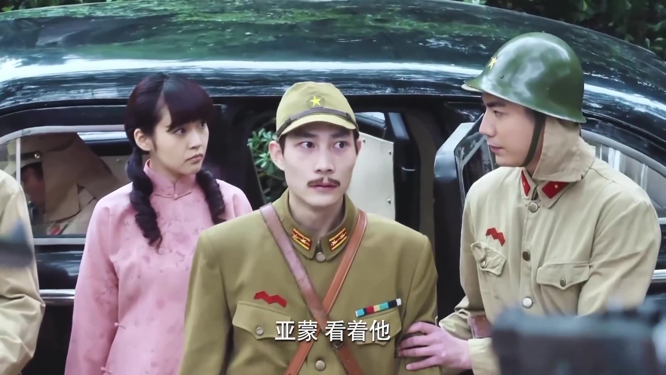 蜂鸟:美女和党员一起行动,准备埋伏鬼子,救出被押村民