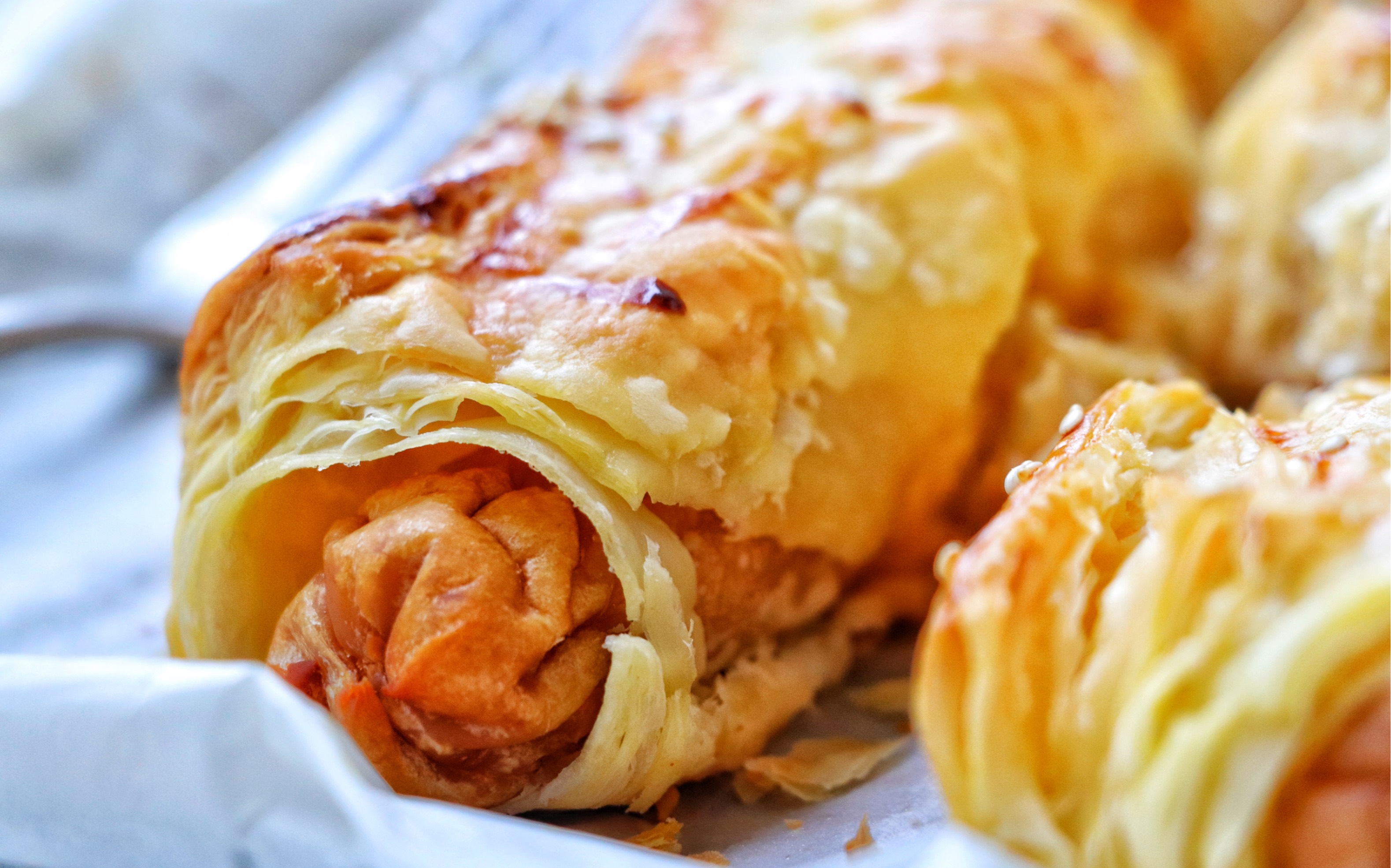 【快手法式酥皮芝士火腿卷】这一口下去可不是开玩笑的!好吃的掉渣了!