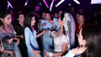 Скачать видео: 新疆人的婚礼就是一场蹦迪！