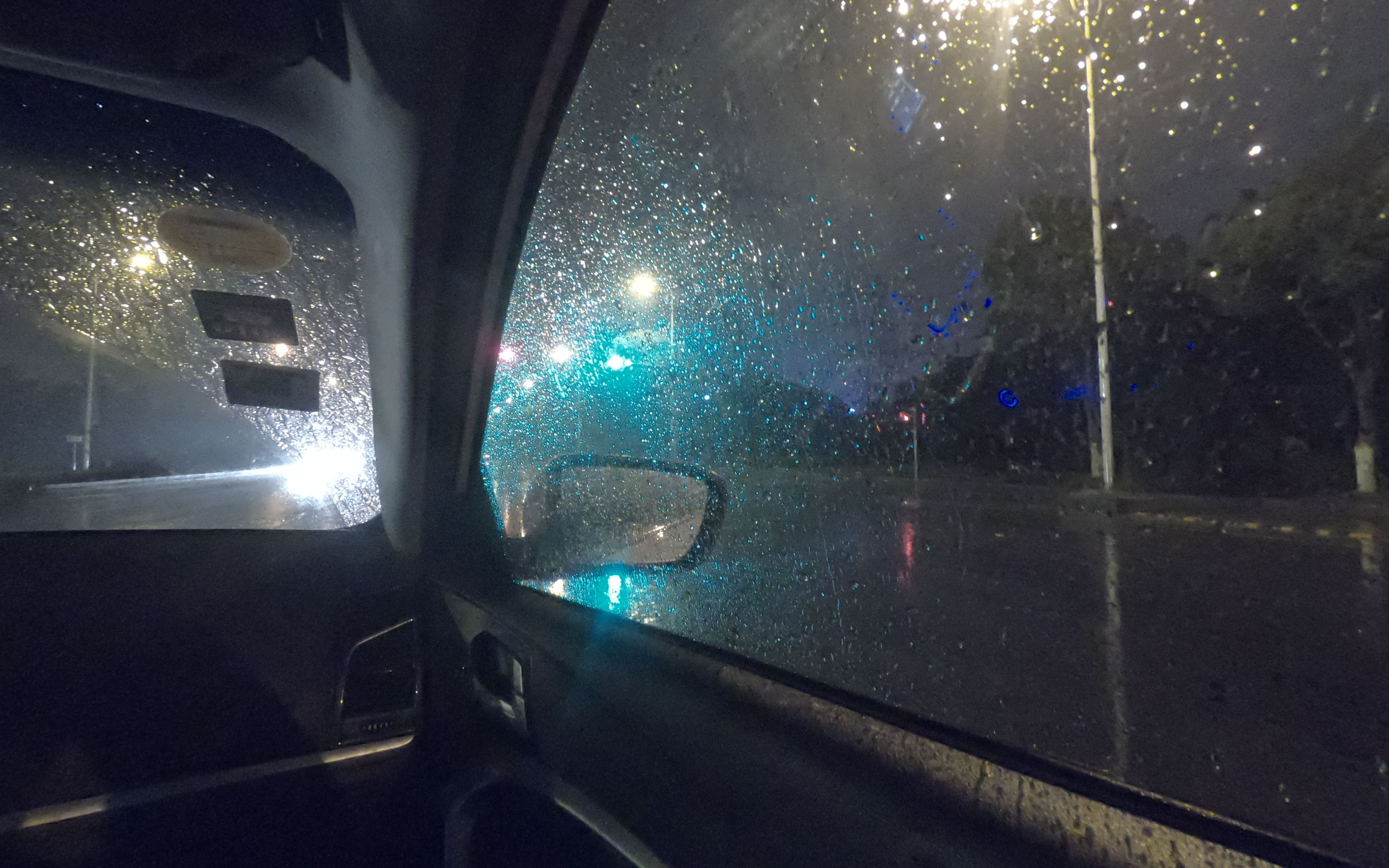 夜晚下雨车窗图片图片