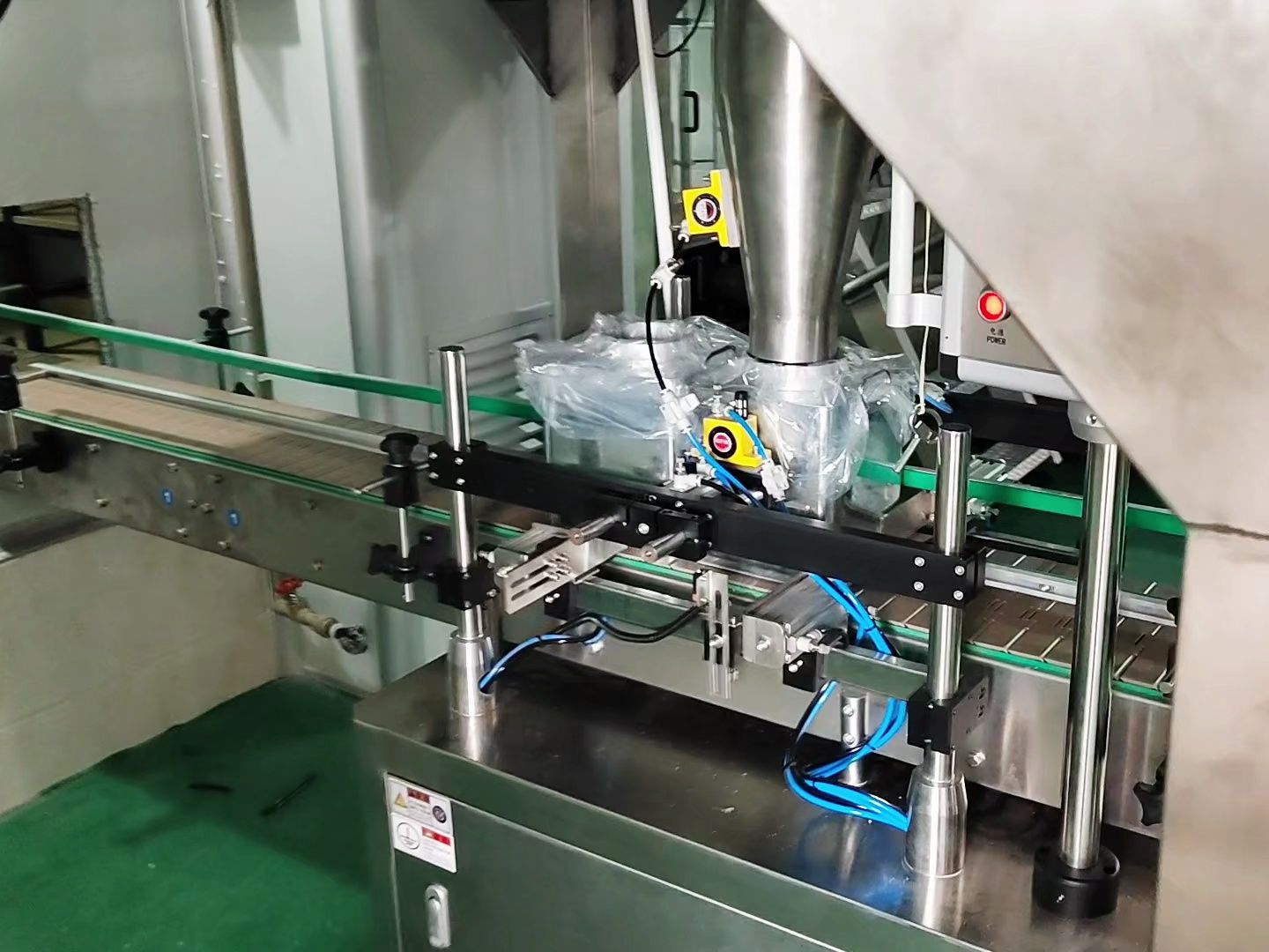 颗粒灌装机配组合称,视频中正在灌装花生,颗粒类坚果类,都可适用!