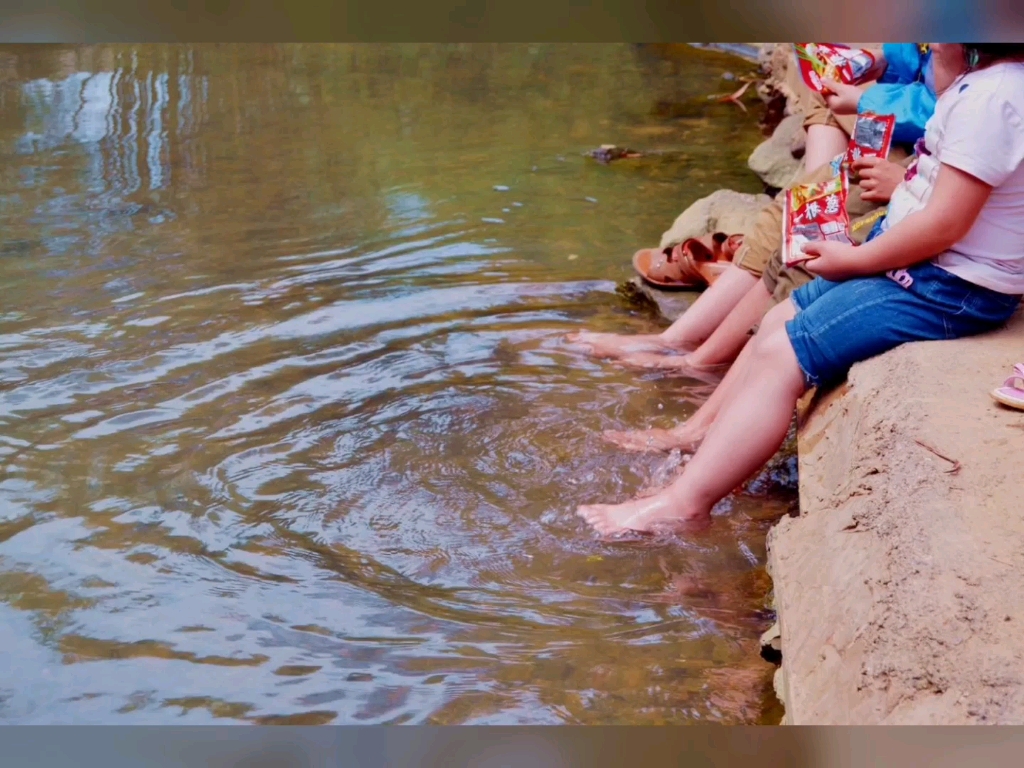 水中玩耍嬉戏的小孩