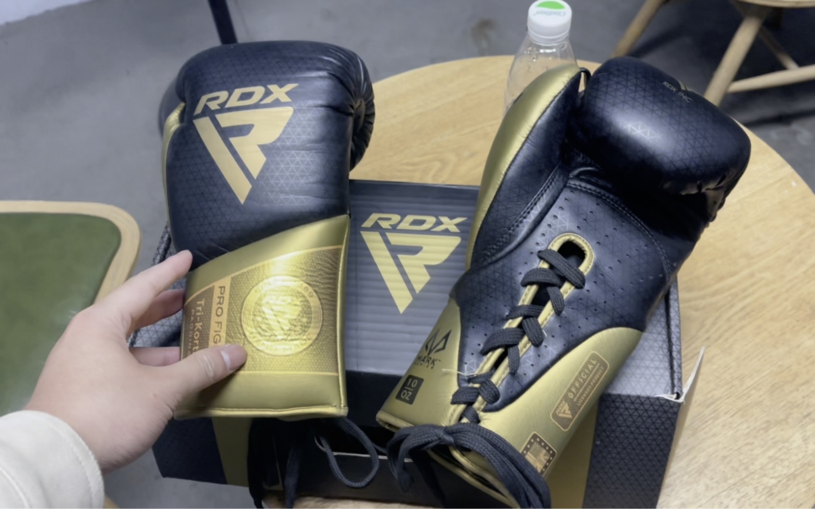 夜魔托尼弗格森同款ufc发布会视频特别给予特写的rdxk1拳套30秒初步讲