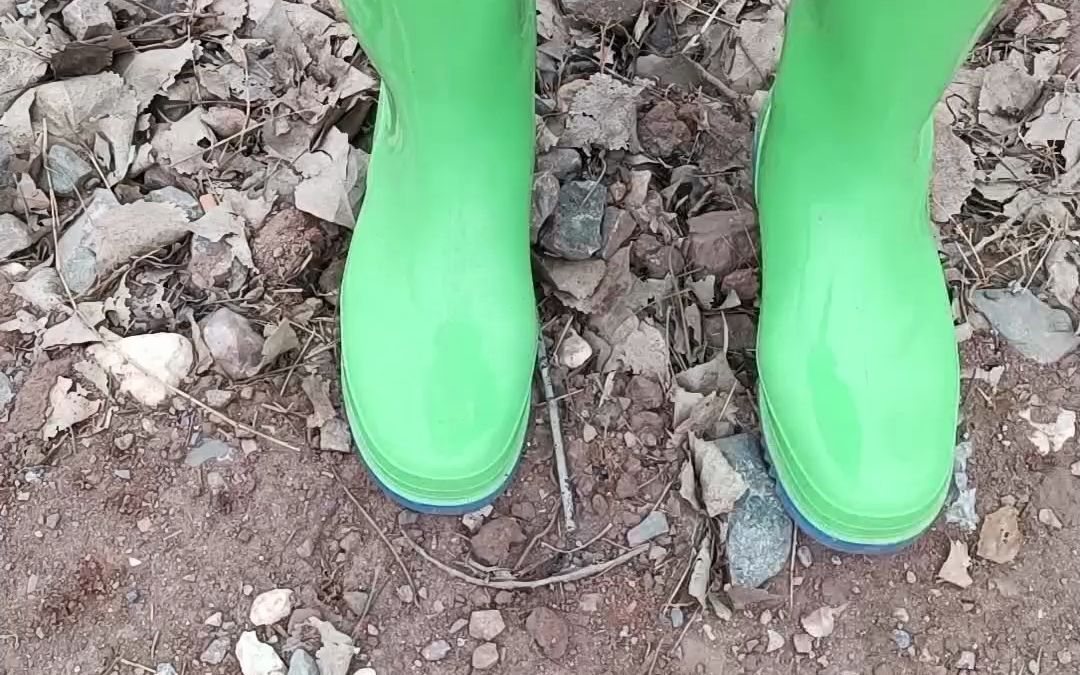 河边灌水的雨靴图片