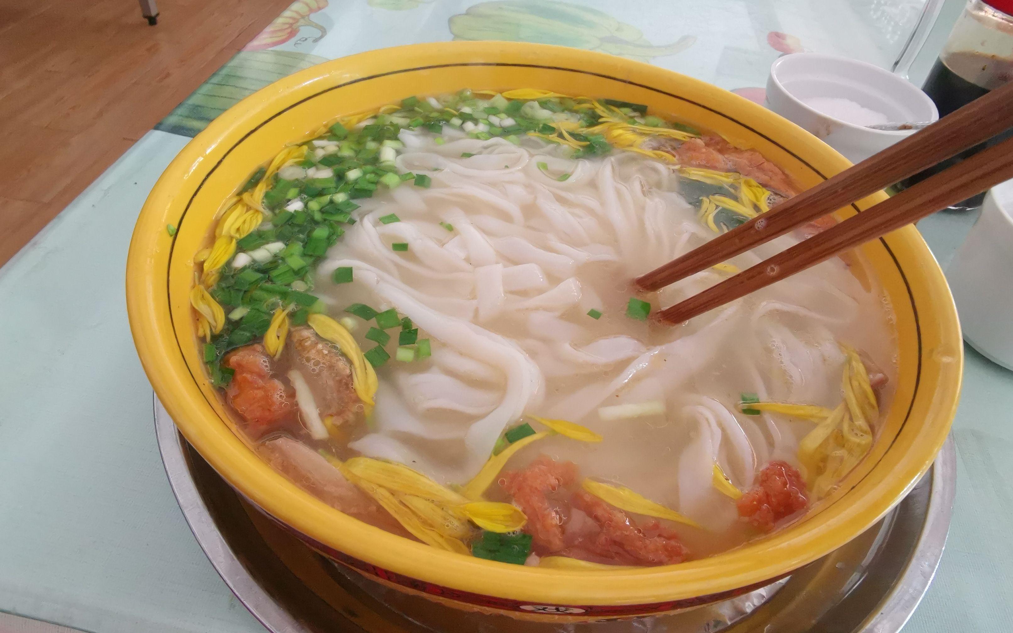 蒙自的菊花过桥米线,连碗都是菊花的颜色,这个碗像个盆