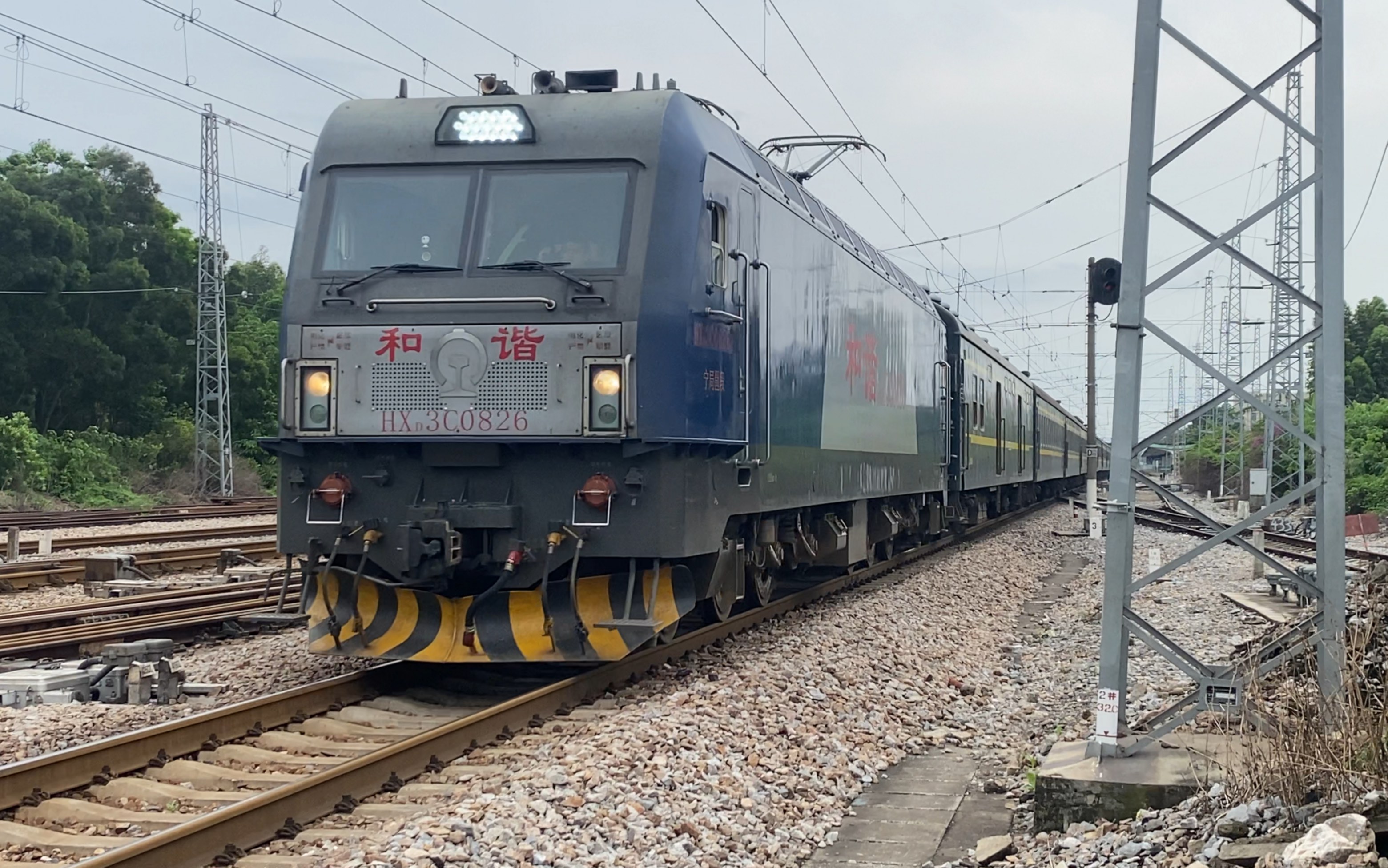 【中国铁路】宁局邕段hxd3c-0826牵引客车k4628(南宁-郑州)黎塘站通过