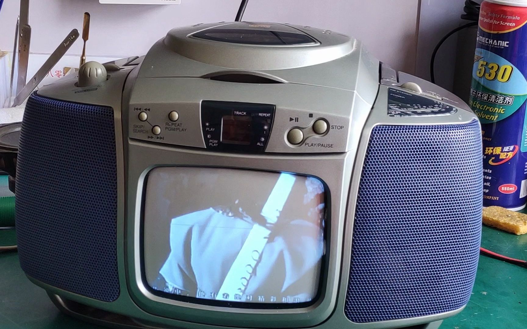 带cd的迷你黑白电视机,很多人没见过,就是要修理它