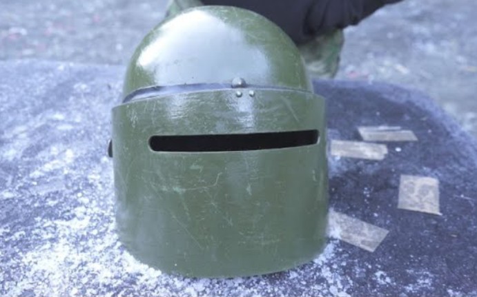 老外测试马萨卡头盔的防弹能力