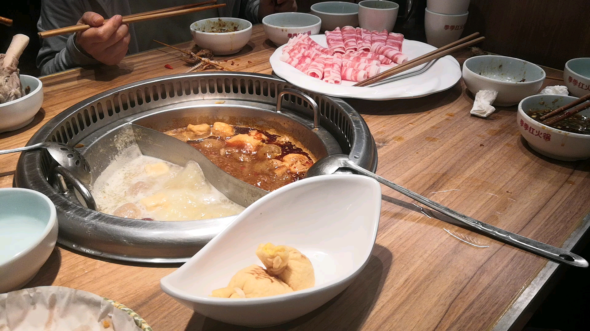 在天虹季季红吃火锅1
