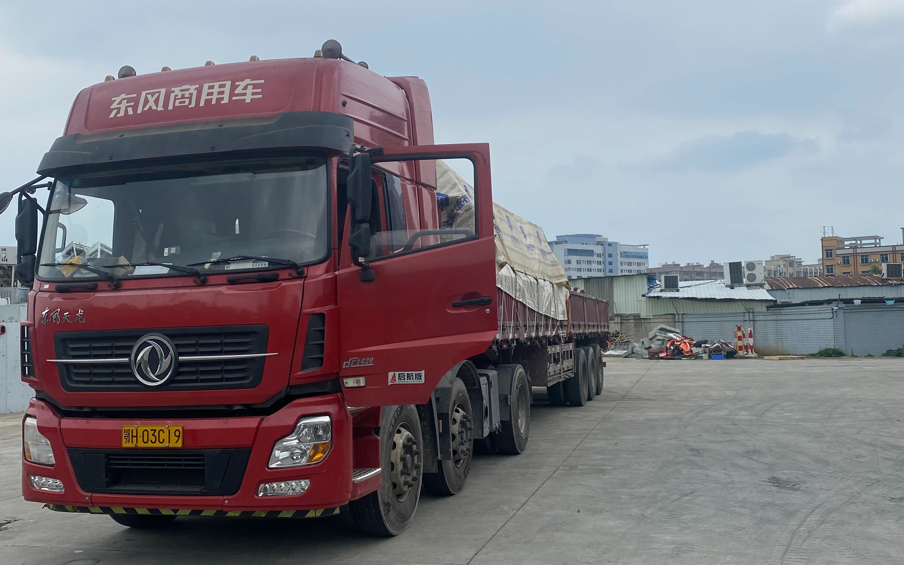 半挂车倒车教学 想学会倒半挂没有捷径可走 只能通过理论和实践的结合