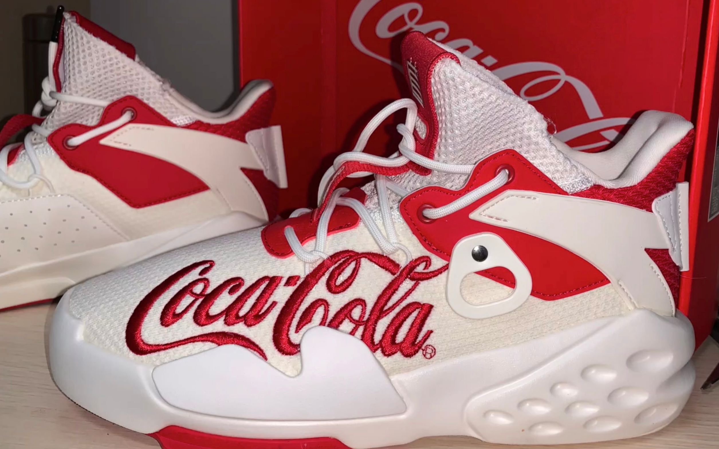 安踏x可口可乐联名鞋:安踏 霸道,超级好看的的球鞋_哔哩哔哩 (゜-゜)