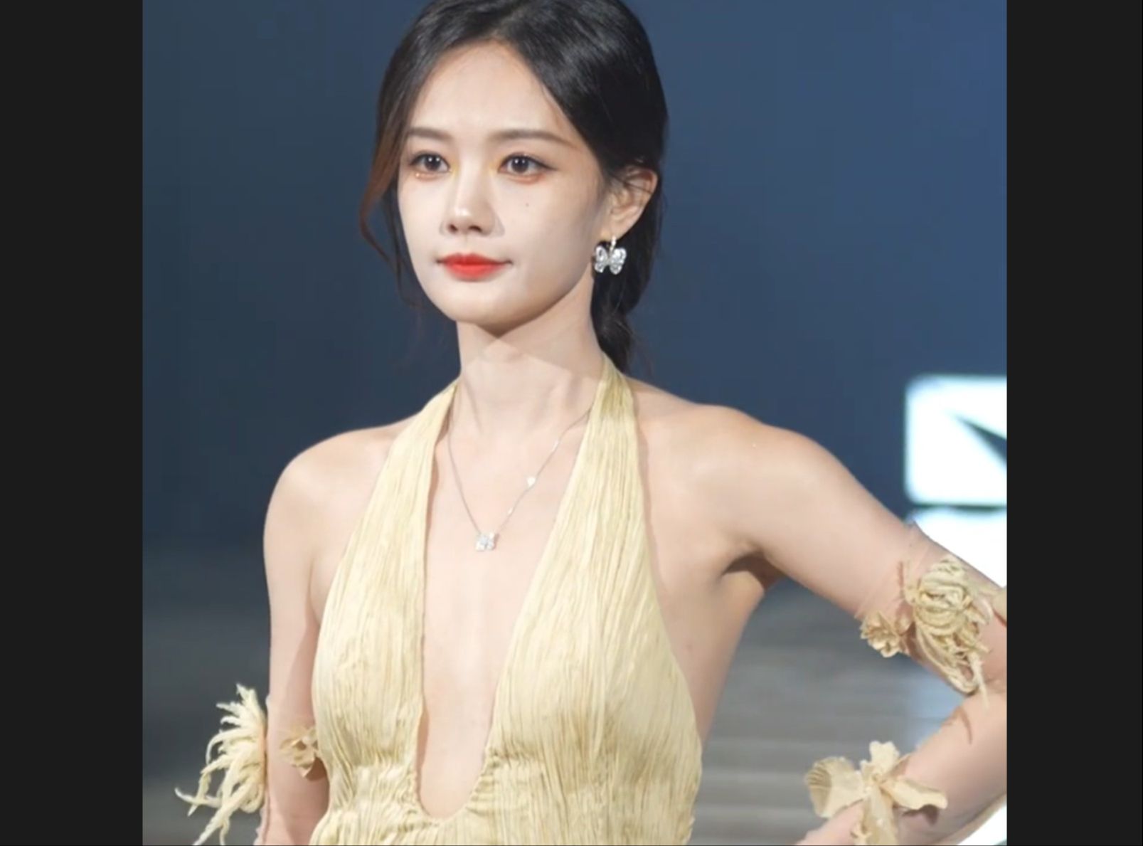 李一桐费加罗盛典红毯直拍视频,黄色深v露背礼服