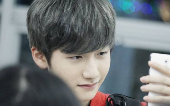 【skt趣味日常】偷拍狂魔小花生