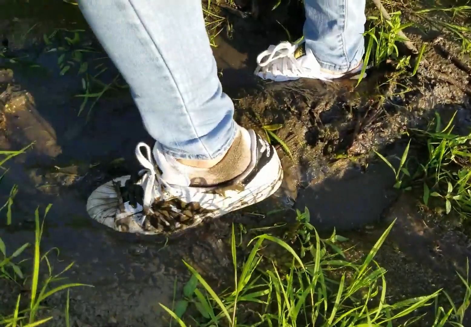 调皮小姐姐穿着阿迪达斯板鞋在小溪边踩泥玩水,记录玩耍日常.