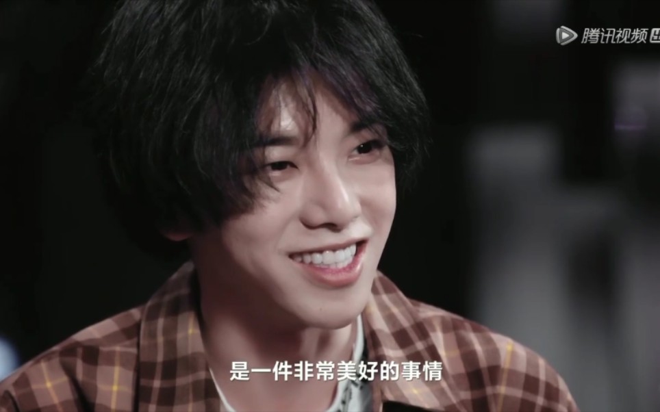 华晨宇第一次采访张钰琪,这样地大哥也太温柔了吧_哔哩哔哩_bilibili