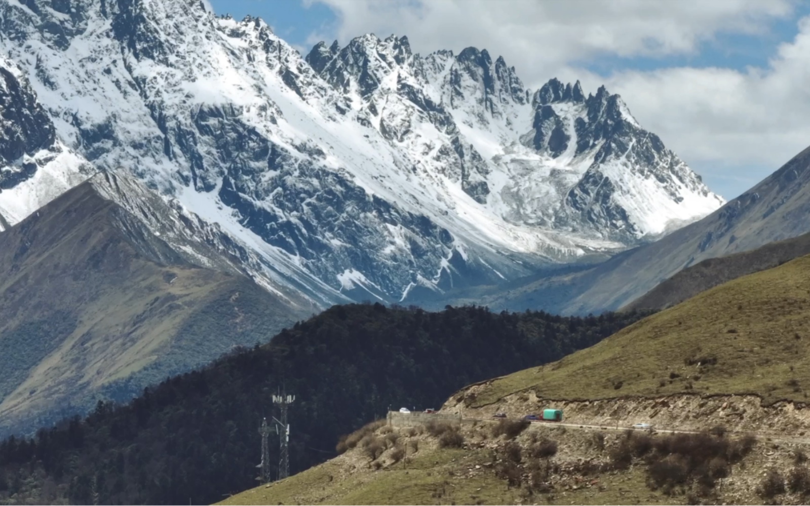 航拍川西g350国道,带你领略雪山公路的壮美风光
