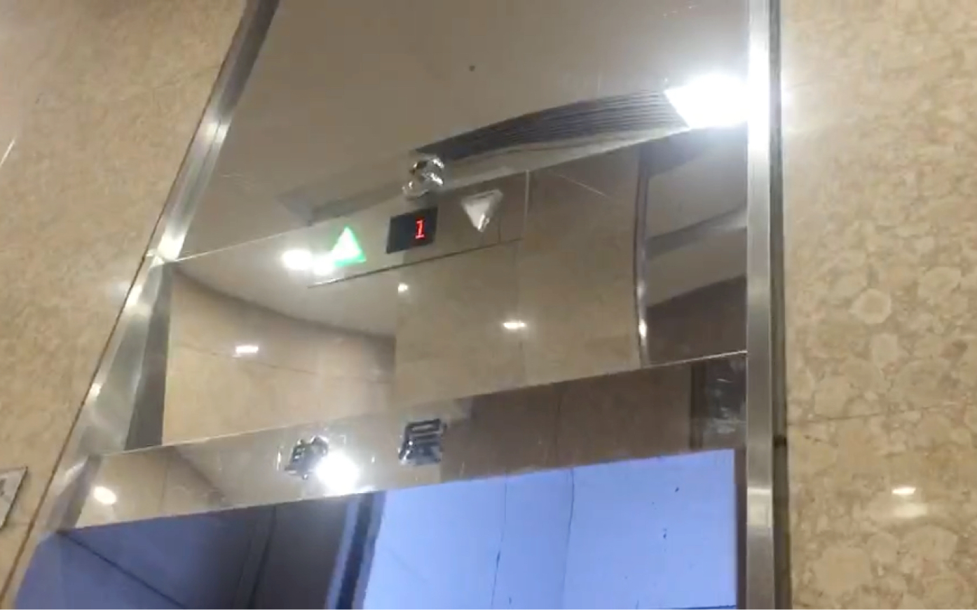 拥有罕见三角形绿色到站灯的蒂森电梯,位于成都东方广场c座