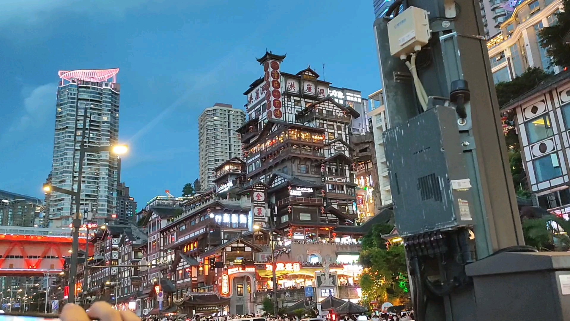 洪崖洞开灯瞬间