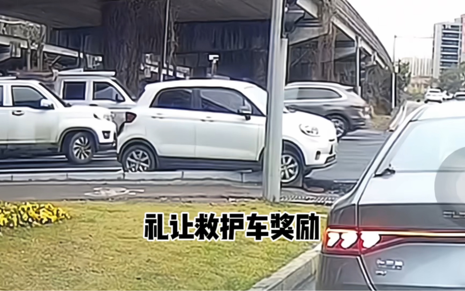 女司机礼让救护车,因车技一般,反被汽车厂商奖励一辆新车!