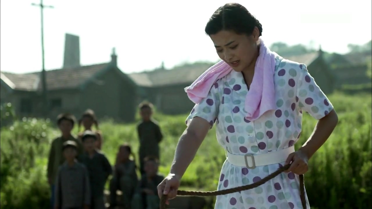 父母爱情安杰挑水穿裙子高跟鞋真是一个精致的猪猪女孩