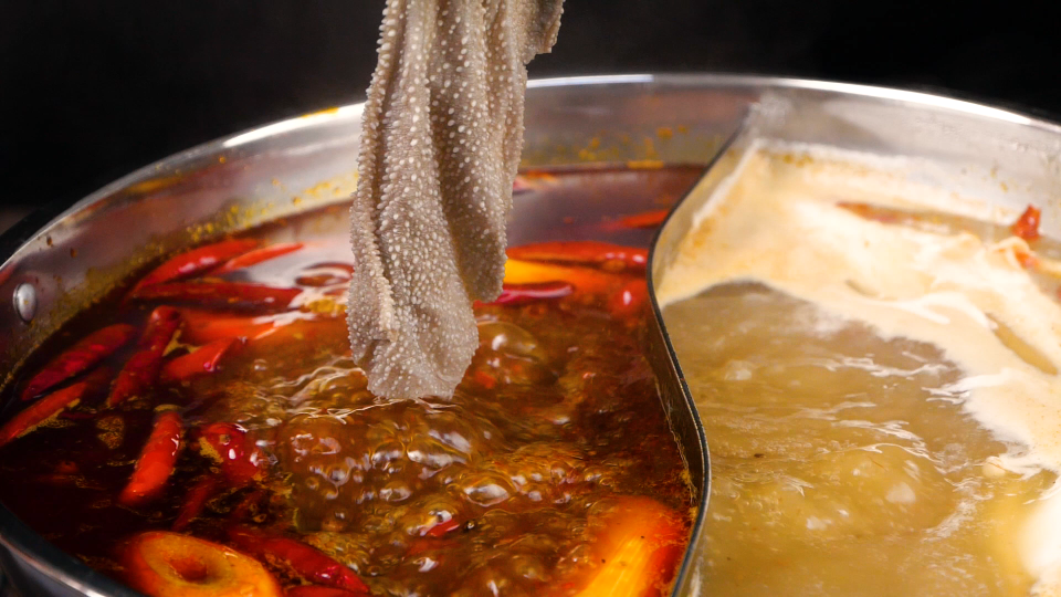 鸳鸯锅烫毛肚慢镜头特写,火锅必备