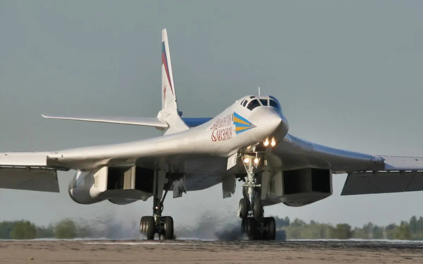 俄罗斯图-160轰炸机:最强大,最大的超音速轰炸机和世界上最可怕的飞机