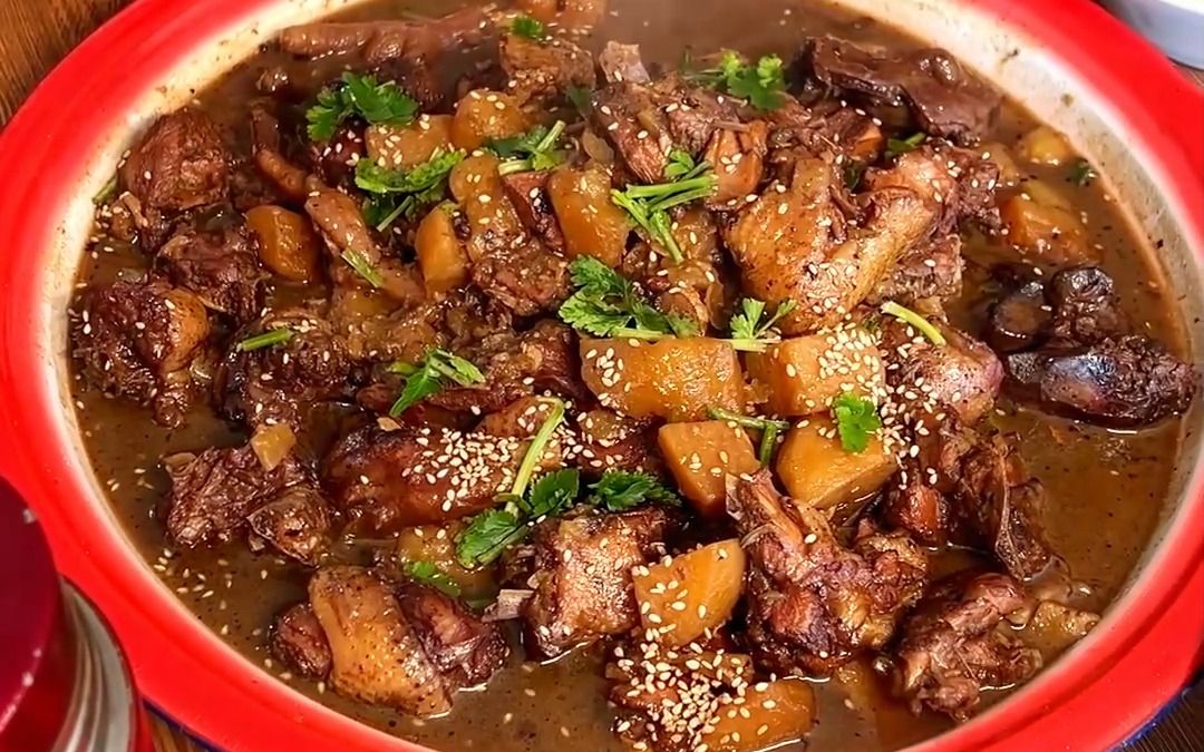 同是一家人,不说两家话,今天炖一只大公鸡,犒劳一下小姑妹