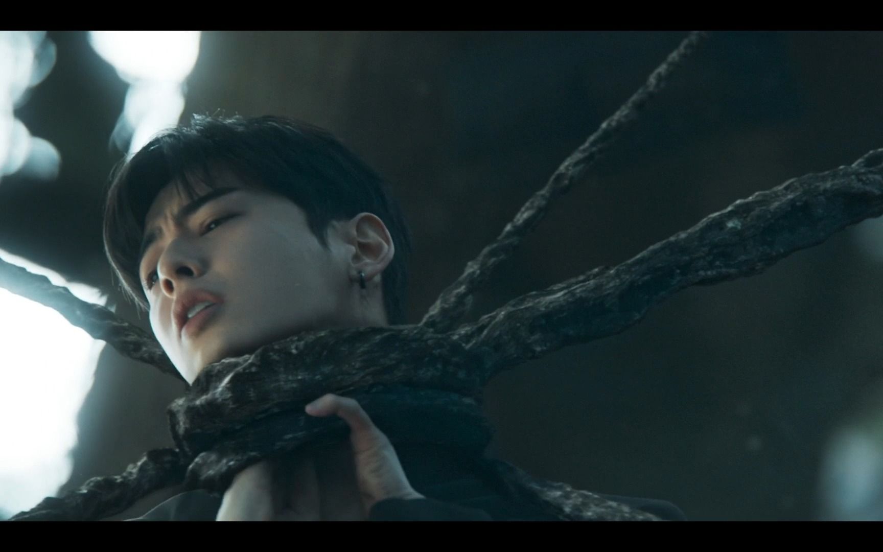 帅哥被树妖捆住,苦苦挣扎