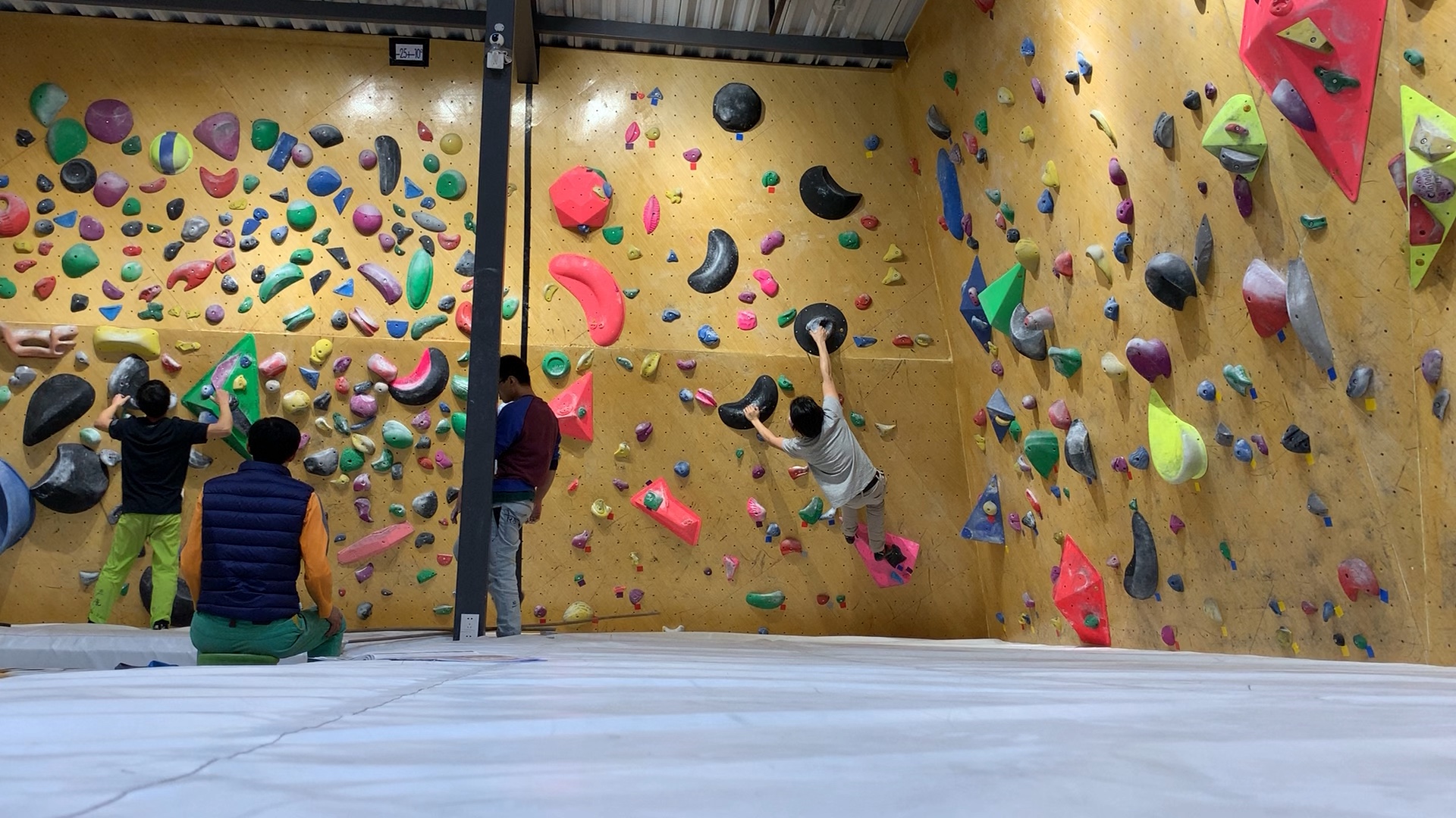 bouldering/ v3/ 蓝鲸攀岩 南京/ 20190112_哔哩哔哩 (゜-゜)つロ