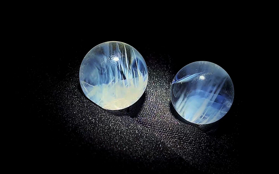 天然玻璃体蓝针水晶单珠球,晶体通透,晶体干净,品质相当好,蓝针明显