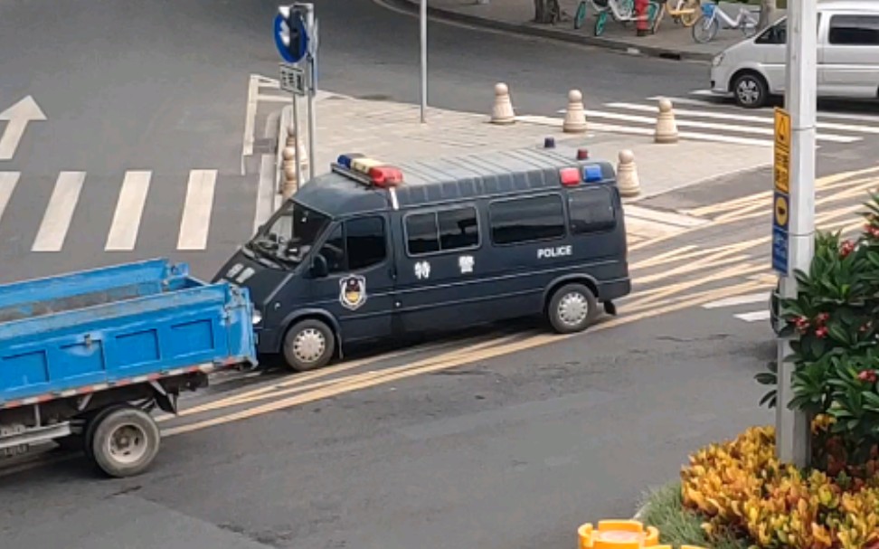 应急车辆正在闪灯的广州特警全顺经过