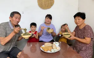 Скачать видео: 农村媳妇蒸马齿苋，鲜嫩爽口，浇上蒜汁1人能吃2大碗，吃着真过瘾