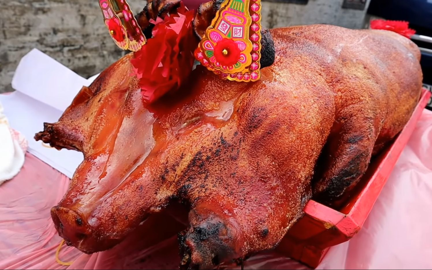 切烧猪 大金猪驾到 师傅挥刀斩烧猪 很快烧猪切一块块 利兴烧猪王元朗