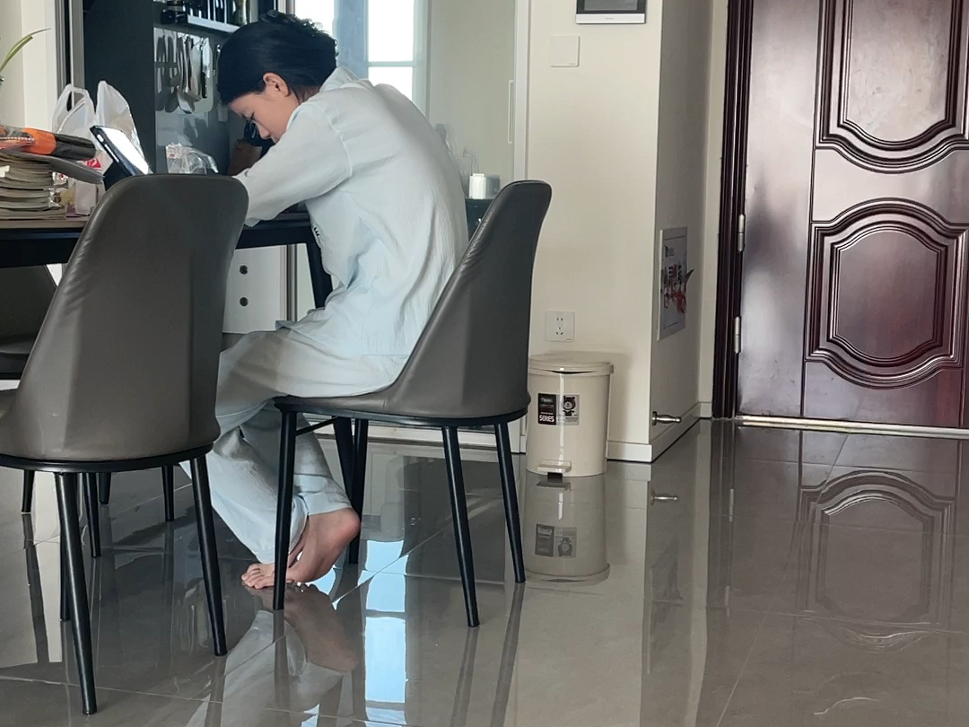 这是今年最后一天小长假了吧，还有好多作业没做，开学又要群里霸榜了呀，各科老师会陆续光顾我呀，这可咋整，我都害怕啦。