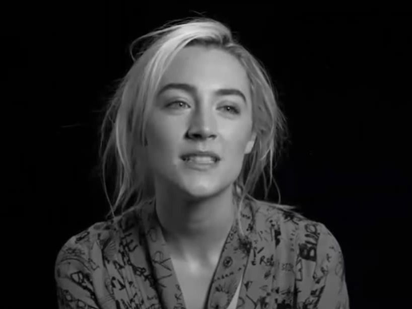 西尔莎罗南小时候唱歌的样子,眼睛真好看哇